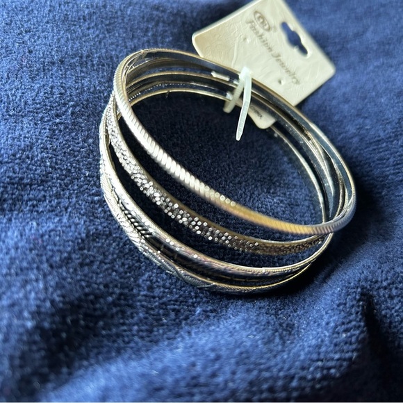 Fashion Jewelry Silver Bracelets with Textured Finish and Modern Design - Picture 3 of 3